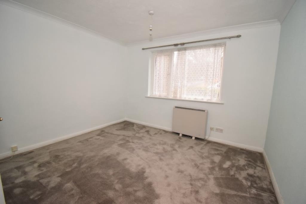 Lot: 164 - TWO-BEDROOM GROUND FLOOR FLAT - Bedroom 1